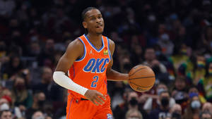 身穿橙色OKC球衣的籃球運動員在比賽中運球。