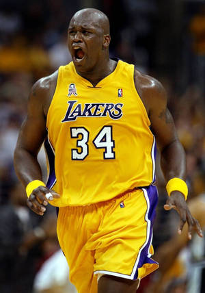Shaquille O'Neal 身穿湖人隊34號球衣在籃球比賽中咆哮。 — 科比· Bryant 壁紙