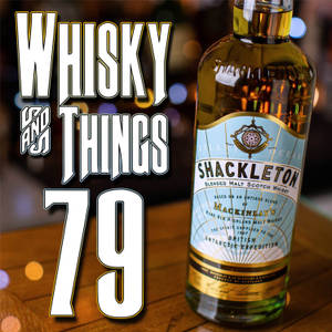 木桌上帶有「Whisky and Things 79」文字的Shackleton威士忌瓶。