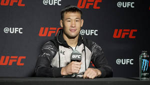 UFC拳手在新聞發布會上手持麥克風和Monster Energy瓶。 — 現代戰爭 壁紙