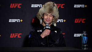 UFC拳手戴著毛帽在記者會上發言。