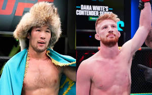 兩名男性MMA拳手在八角籠中慶祝勝利，一人戴著毛帽和藍色披風，另一人舉起手臂。