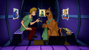 Shaggy 和 Scooby Doo 在太空船中觀看反派海報。
