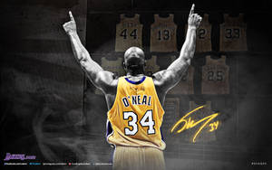Shaquille O'Neal 身穿湖人隊34號球衣，在退役球衣前向上指。