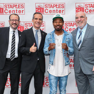 四名男子在Staples Center 20週年活動中微笑。 — 拳擊 壁紙
