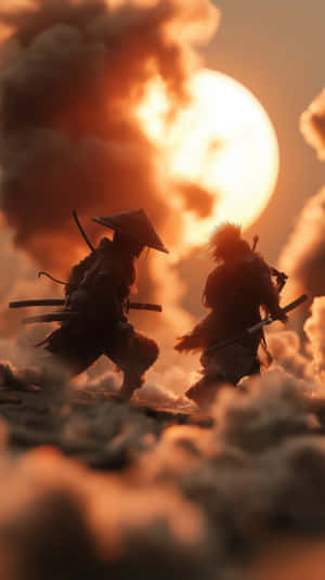 兩個武士在熾熱的夕陽背景下用劍戰鬥。