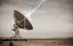 衛星天線在沙漠景觀中發出電弧。 — 天空景觀 壁紙