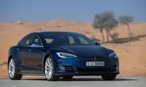 藍色Tesla Model S停泊在沙漠景觀中，有沙丘和樹木。