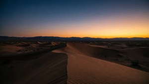 夕陽下的沙漠沙丘與遠山 — 漸變色 壁紙
