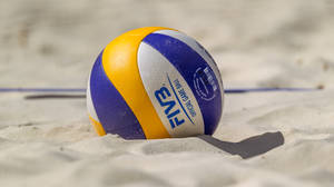 沙灘上的FIVB排球與背景的網