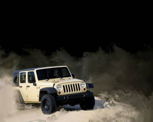 米色Jeep Wrangler在夜晚的沙漠中行駛，天空黑暗