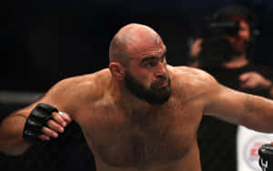 MMA拳手在黑暗的場地中，在強光下揮拳。