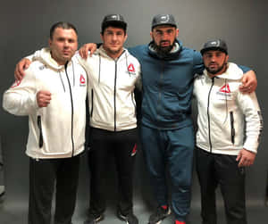 四名身穿Reebok裝備的男性UFC拳手在攝影棚內一起擺姿勢。