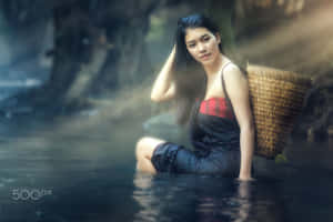 霧林中的水中持籃女子 — 森林 壁紙