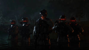 身穿戰術裝備的士兵在夜間戴著發光紅色護目鏡涉水而行。