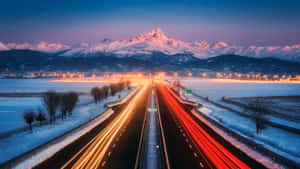 積雪高速公路，車燈光跡，黃昏，靠近山脈 — 暮光 壁紙