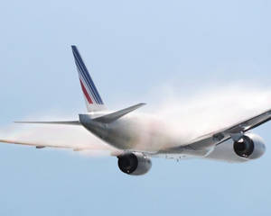 法國航空飛機在清澈藍天中飛行，引擎和機翼可見