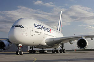 法國航空空中巴士A380在機場停機坪上，天空多雲 — 飛機 壁紙