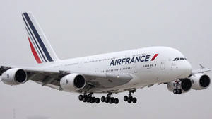 法國航空空中巴士A380飛機喺陰天下放低起落架降落。
