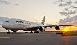 金色夕陽下的法國航空空中巴士A380在停機坪上