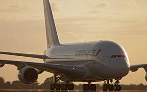 法國航空空中巴士A380在金色日落下的跑道