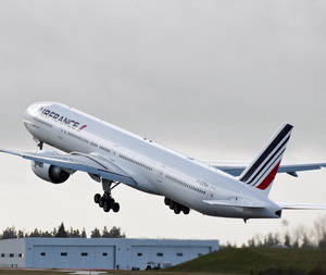 法國航空飛機從跑道起飛，起落架放下。