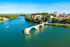 碧綠河流上的石橋，歷史小鎮和城堡在明媚陽光下。 — 湖景 壁紙