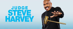 法官 Steve Harvey 喺錄影廠入面拎住木槌微笑。 — 黑色動態圖 壁紙