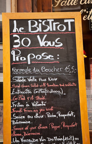 Le Bistrot 的黑板菜單，列出法國菜餚和價格。