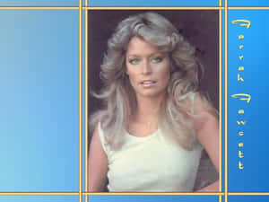 Farrah Fawcett 金髮，身穿白色上衣，以藍色和金色面板框住。