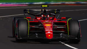紅色法拉利F1賽車在賽道上疾馳。