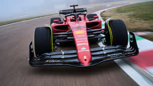 紅色法拉利F1賽車在潮濕賽道上以動態模糊效果競速。