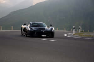 日落時分，黑色法拉利LaFerrari行駛在山路上。