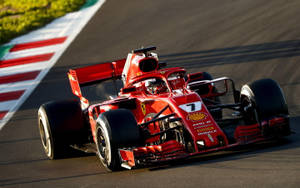 紅色法拉利F1賽車在夕陽下奔馳