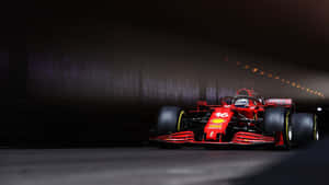 紅色法拉利F1賽車在黑暗隧道中疾馳，上方有發光的燈光。