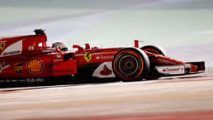 紅色法拉利F1賽車在白天於賽道上疾馳。