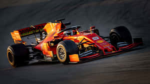 紅色和橙色的F1賽車在日落時分在賽道上飛馳。