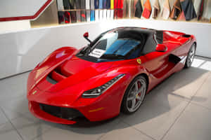 紅色法拉利LaFerrari超級跑車在明亮的現代展廳中展示。