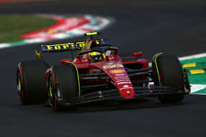 紅色法拉利F1賽車在賽道彎位行駛。
