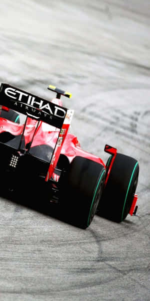 在灰色賽道上飛馳的紅黑色F1賽車。 — 4K 法拉利 壁紙