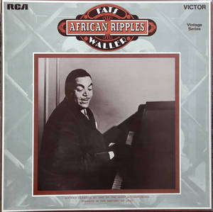 Fats Waller 在復古爵士專輯封面上於鋼琴前微笑。