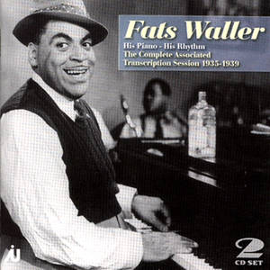 Fats Waller 喺1930年代爵士俱樂部嘅鋼琴前微笑，鋼琴上有一個樽。 — 音樂 GIF 壁紙