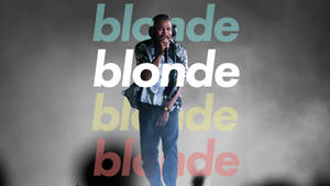 戴著耳機的歌手在煙霧繚繞的舞台上表演，身後有分層的「blonde」文字。