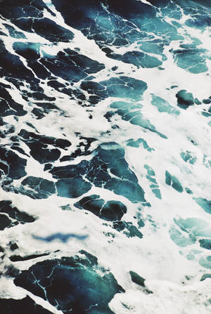 動態海浪，帶有白色泡沫和深青色海水，形成紋理圖案。 — 安卓 壁紙