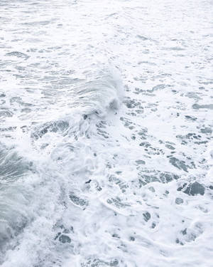 泡沫海浪翻滾而來，帶有紋理的白泡沫和灰藍色的海水。 — 波浪 壁紙