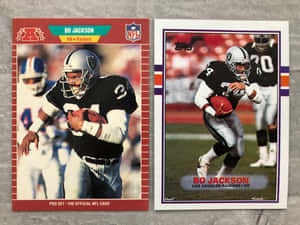 兩張復古Bo Jackson NFL交易卡，展示他持球奔跑。