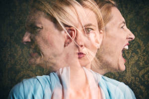 一個女人的臉顯示從平靜到憤怒的三種情緒狀態。
