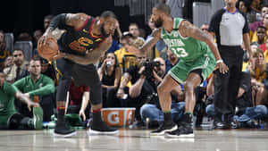勒邦占士在NBA比賽中運球突破波士頓塞爾特人防守球員。