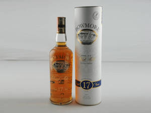 白色表面上Bowmore 17年艾雷島單一麥芽蘇格蘭威士忌酒瓶和禮盒。