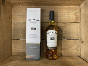 木箱中的 Bowmore No1 威士忌酒瓶和盒子。